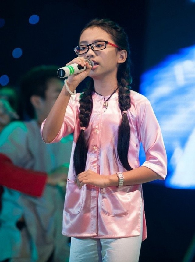 Phương Mỹ Chi mặc áo bà ba biểu diễn