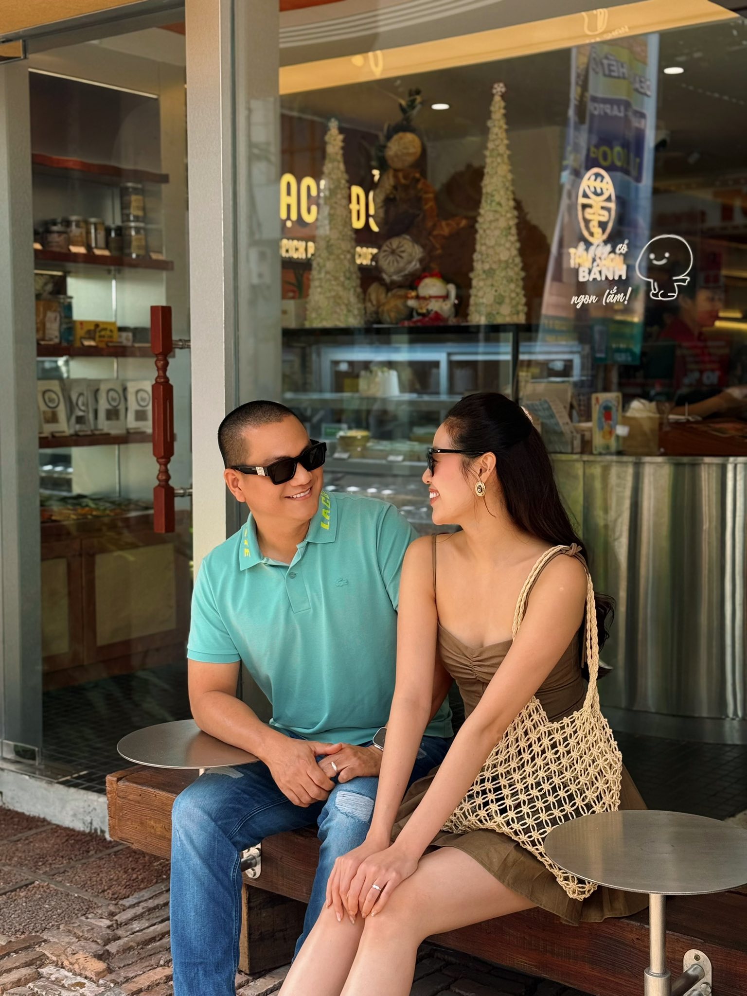 Nhiếp ảnh gia Nguyễn Long bên cạnh Khánh Vân