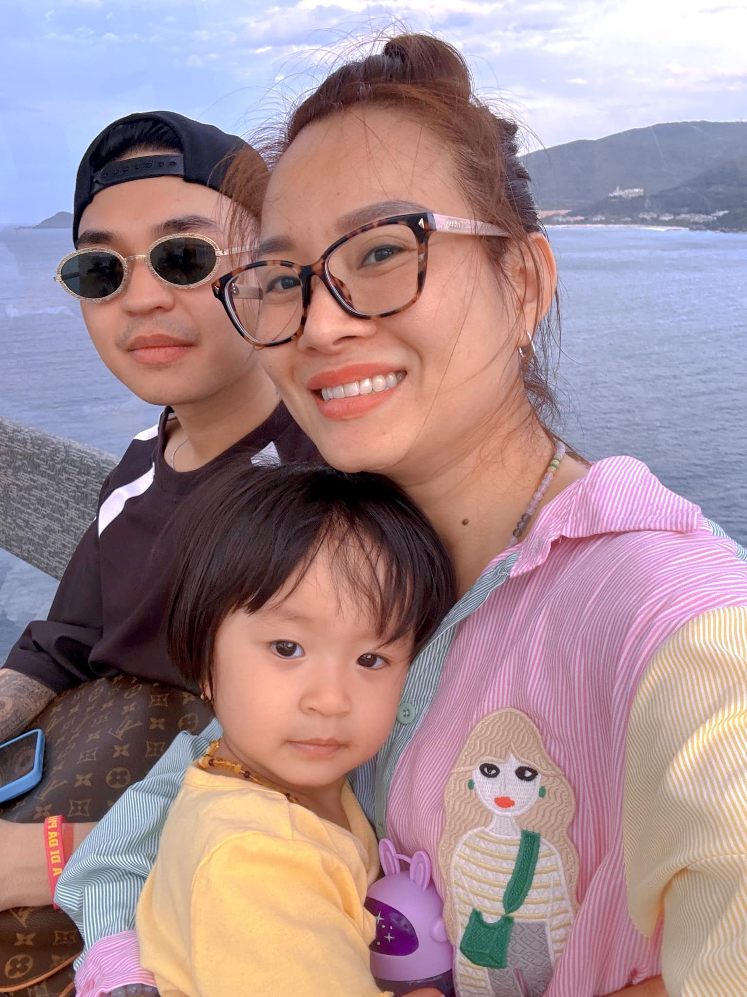 Vợ chồng Duy Phước - Trân Châu cùng con gái chung.