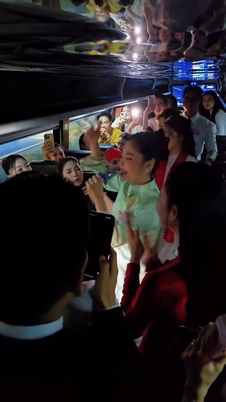 Kiều Anh biểu diễn múa đồng