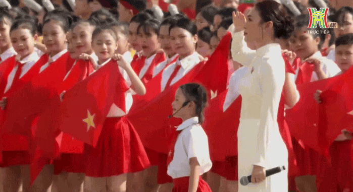 Mỹ Tâm và bé Hà Thủy Tiên biểu diễn