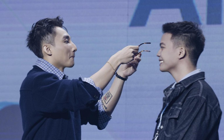 Sơn Tùng M-TP xuất hiện lịch lãm với áo sơ mi kẻ caro xanh và quần kaki sáng màu