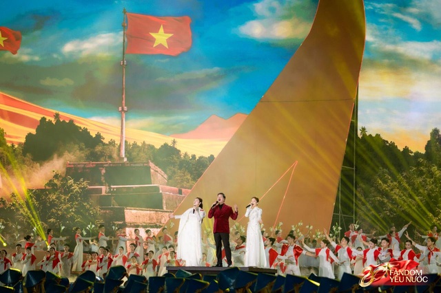 Nam ca sĩ trình diễn tại concert quốc gia