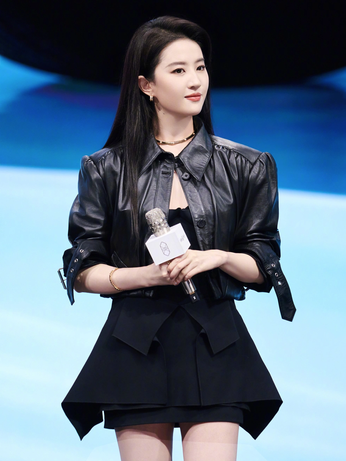 Lưu Diệc Phi diện váy ngắn phối áo jacket năng động