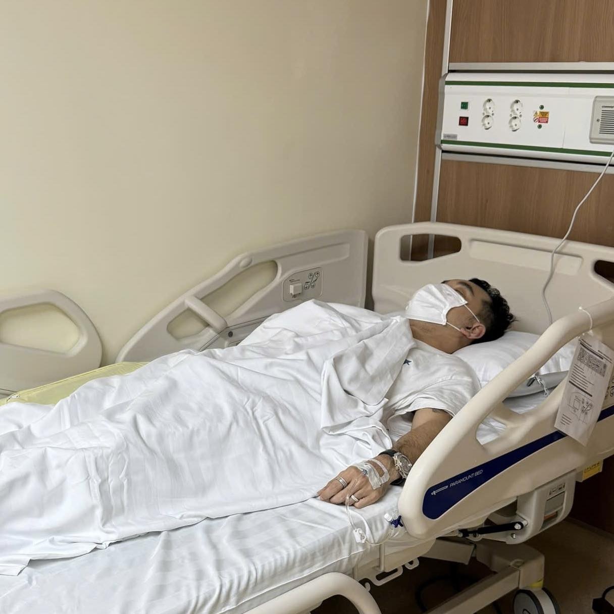 Ưng Hoàng Phúc truyền nước trong bệnh viện
