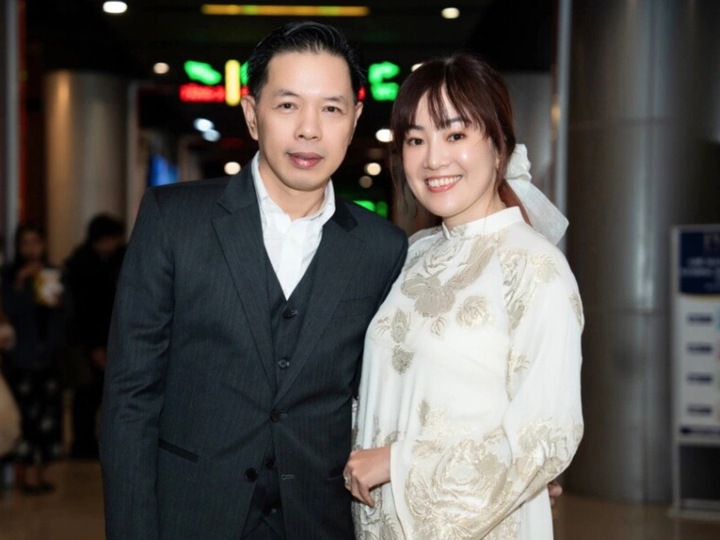 Hạnh phúc bên người vợ trẻ của Thái Hoà Thái Hoà cùng vợ hiện tại