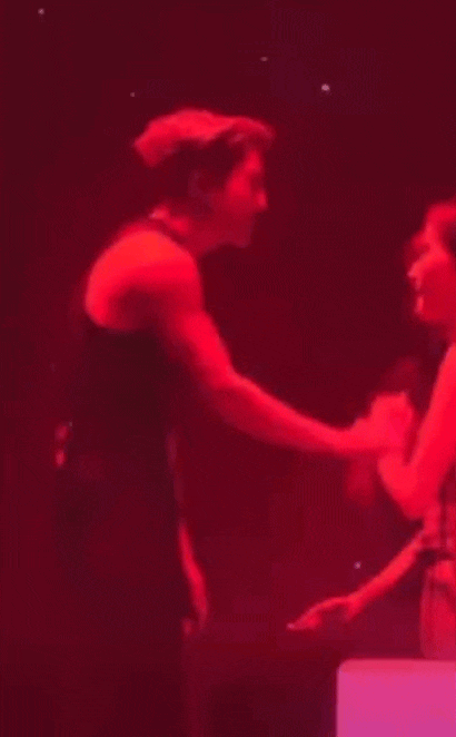 Fan nữ được chọn tương tác trên sân khấu