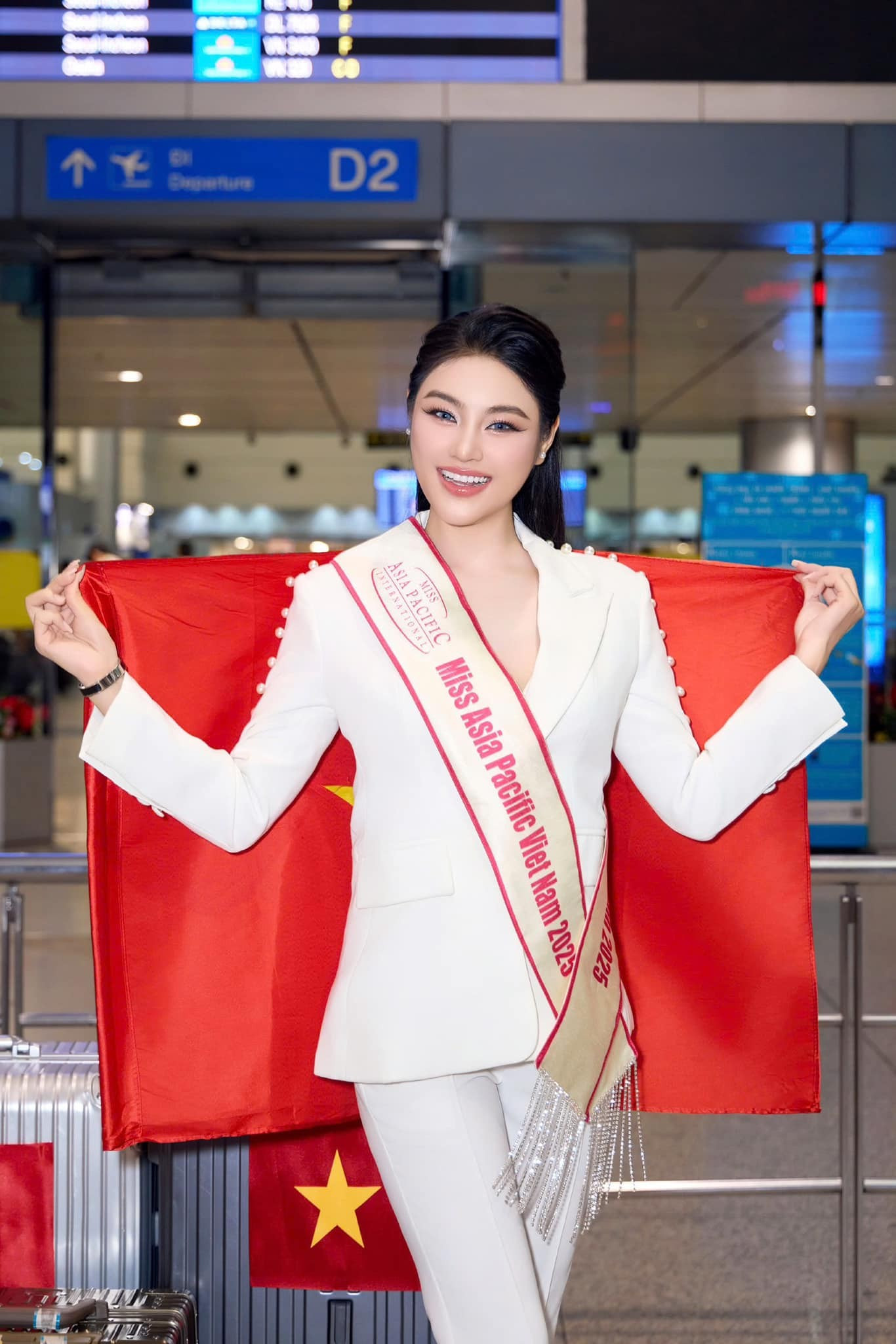 Dương Ngọc Ánh cùng các thí sinh sau trận động đất