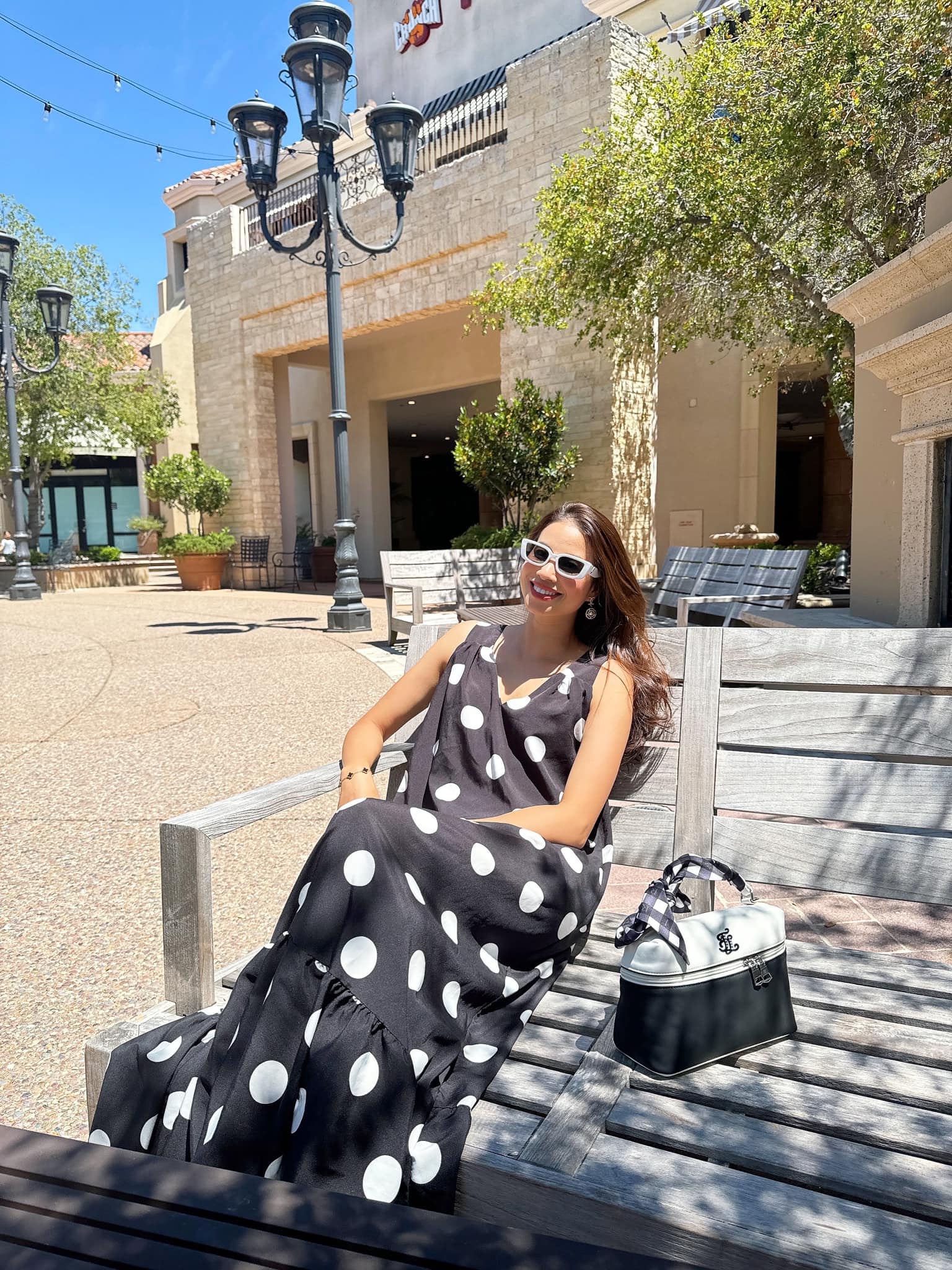 Hoa hậu Việt lấy chồng 6 năm chưa công khai danh tính, tuổi 34 làm chủ tiệm hoa, ở biệt thự 7 phòng- Ảnh 11. Phạm Hương thư giãn ngoài giờ làm việc