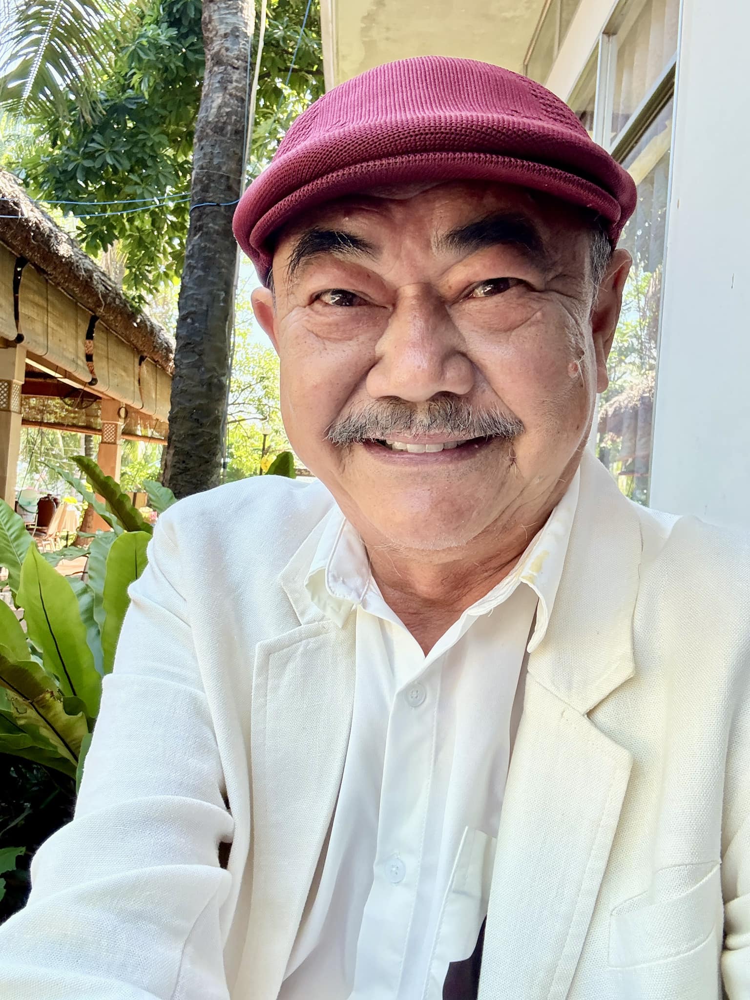 NSND Việt Anh trình diễn trên sân khấu