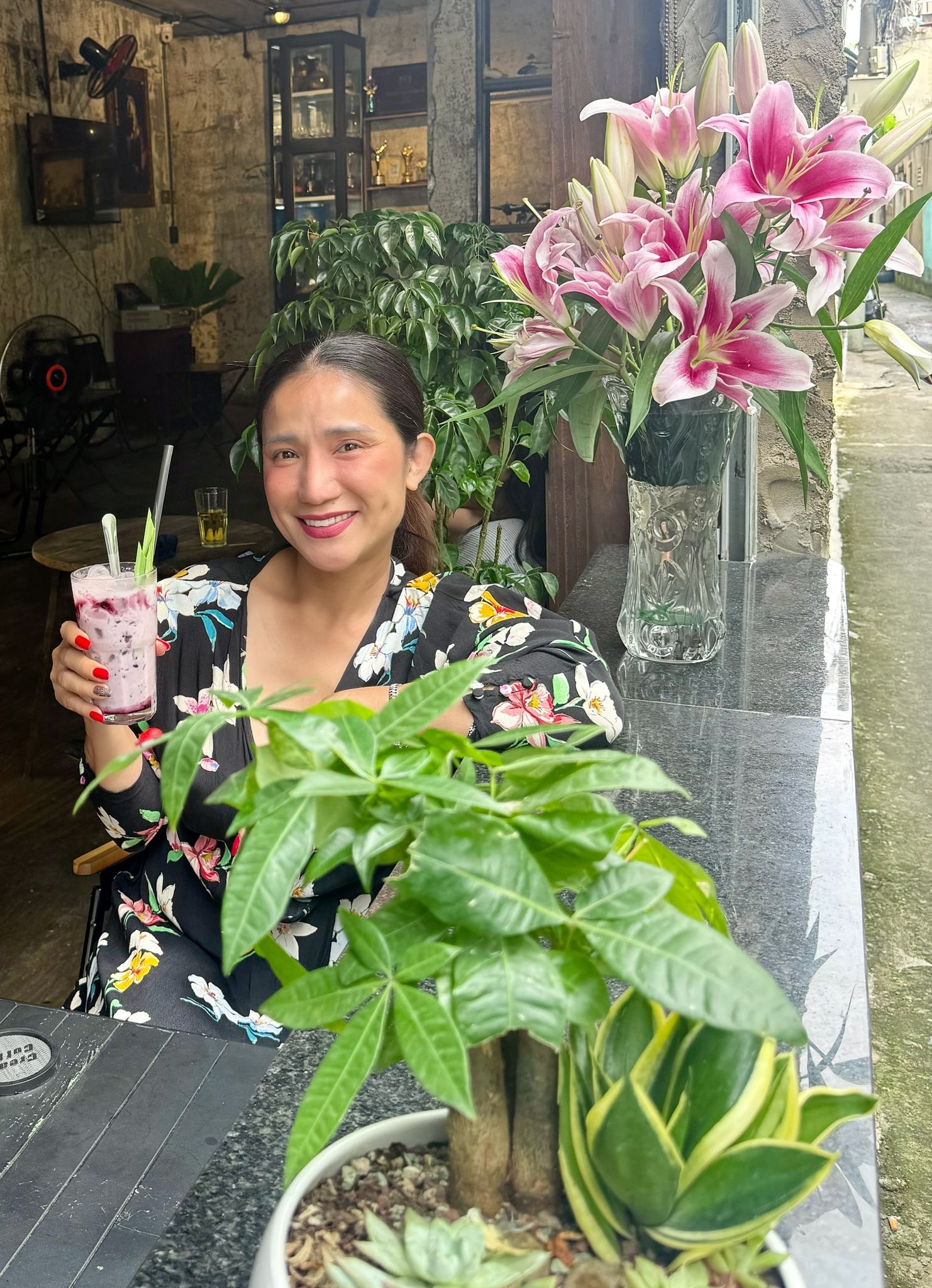 NSƯT Cát Tường nói thẳng về thông tin sắp lấy chồng đại gia ở tuổi U50- Ảnh 8. NSƯT Cát Tường tận hưởng cuộc sống độc thân ở tuổi U50