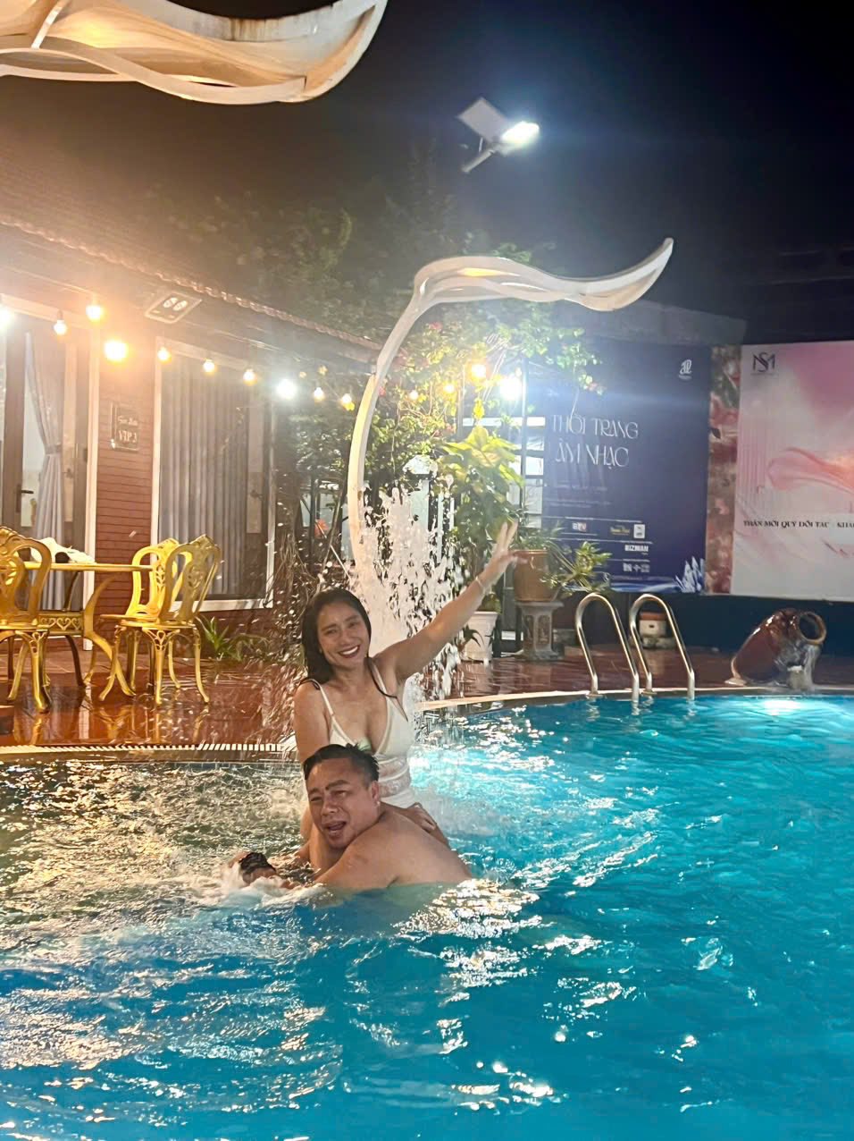 NSƯT Cát Tường nói thẳng về thông tin sắp lấy chồng đại gia ở tuổi U50- Ảnh 5. NSƯT Cát Tường bên bạn bè