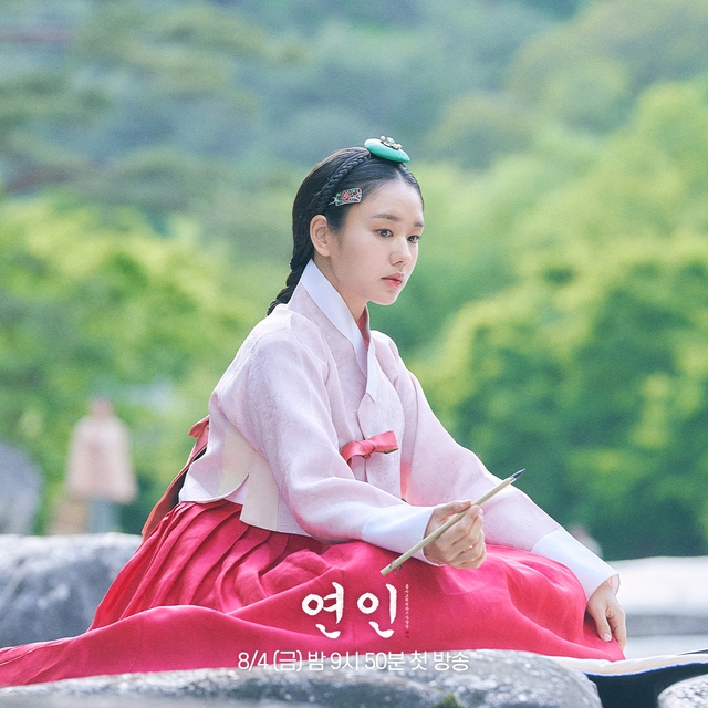 Ahn Eun Jin được kết nạp vào hội chị em