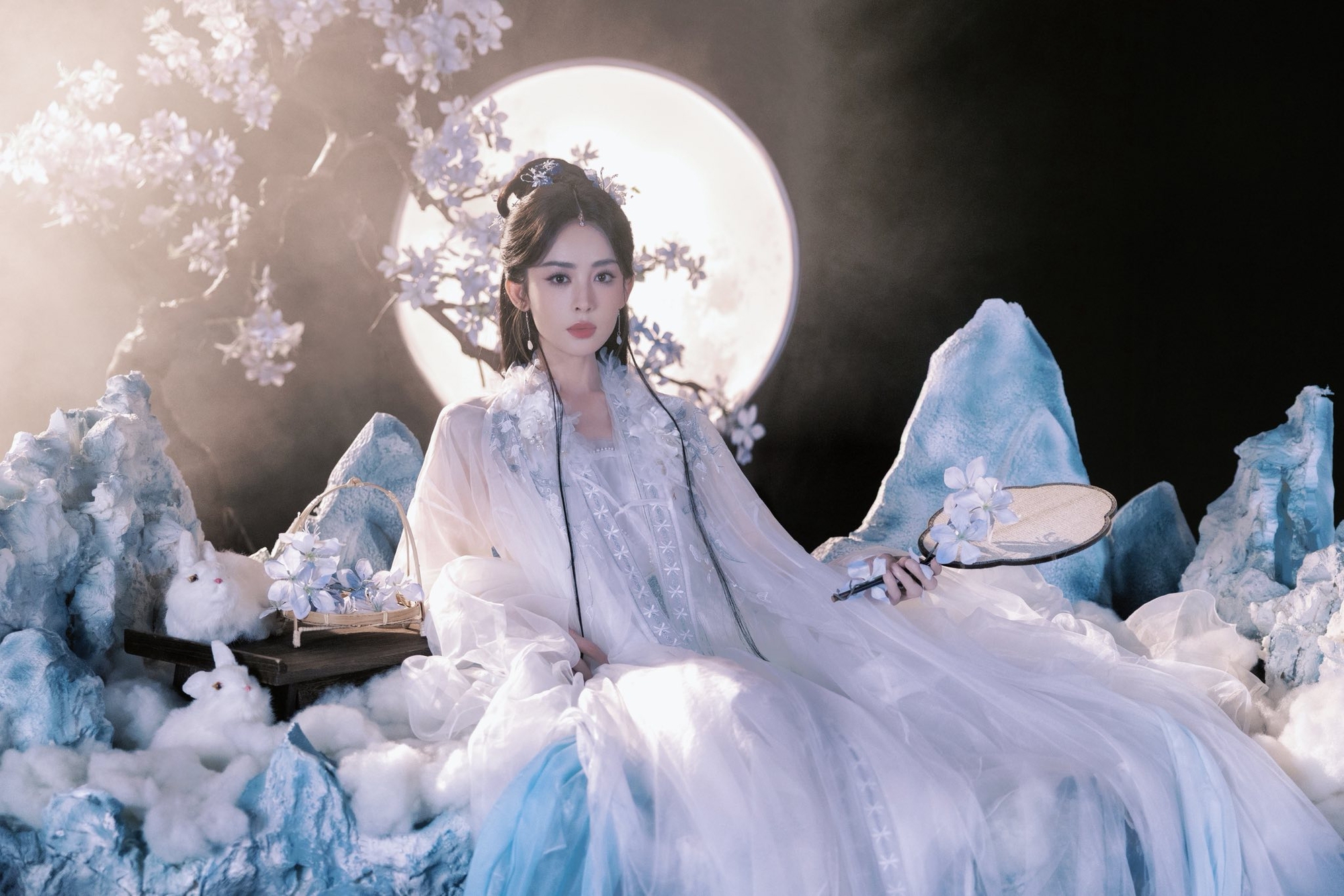 Ai đứng cùng mỹ nhân này cũng thành tàng hình hết: Đẹp nhất trần đời hiếm người bì nổi, 360 độ góc nào cũng phong thần- Ảnh 12. Màn hóa thân thành Hằng Nga tiên tử đầy ấn tượng của Cổ Lực Na Trát nhân dịp Trung Thu vừa qua.