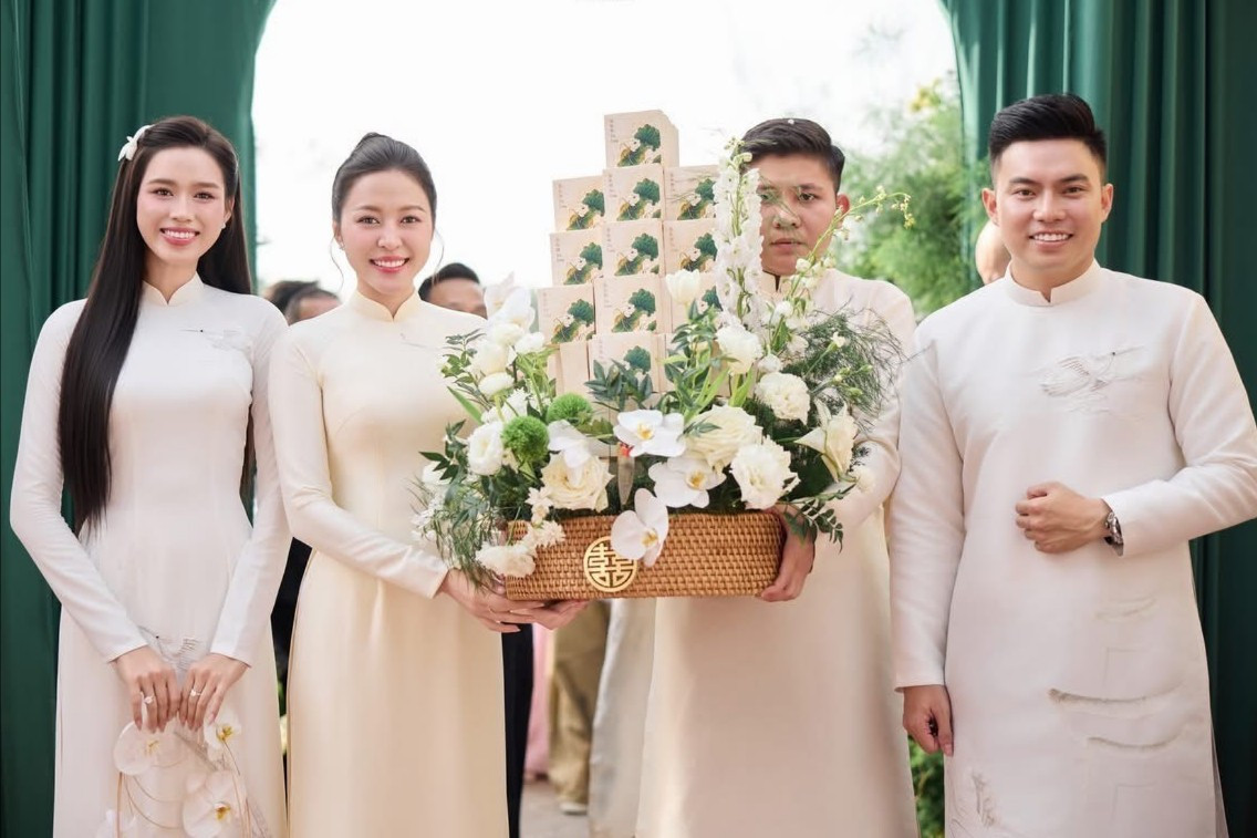 Phù dâu tại lễ ăn hỏi của Đỗ Thị Hà