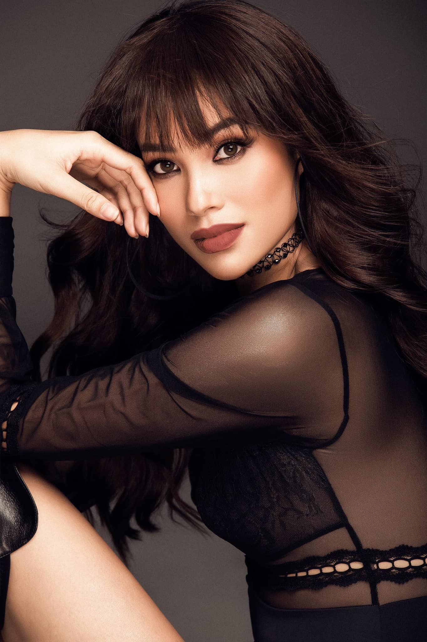 Hoa hậu Việt lấy chồng 6 năm chưa công khai danh tính, tuổi 34 làm chủ tiệm hoa, ở biệt thự 7 phòng- Ảnh 1. Phạm Hương trong các cuộc thi sắc đẹp