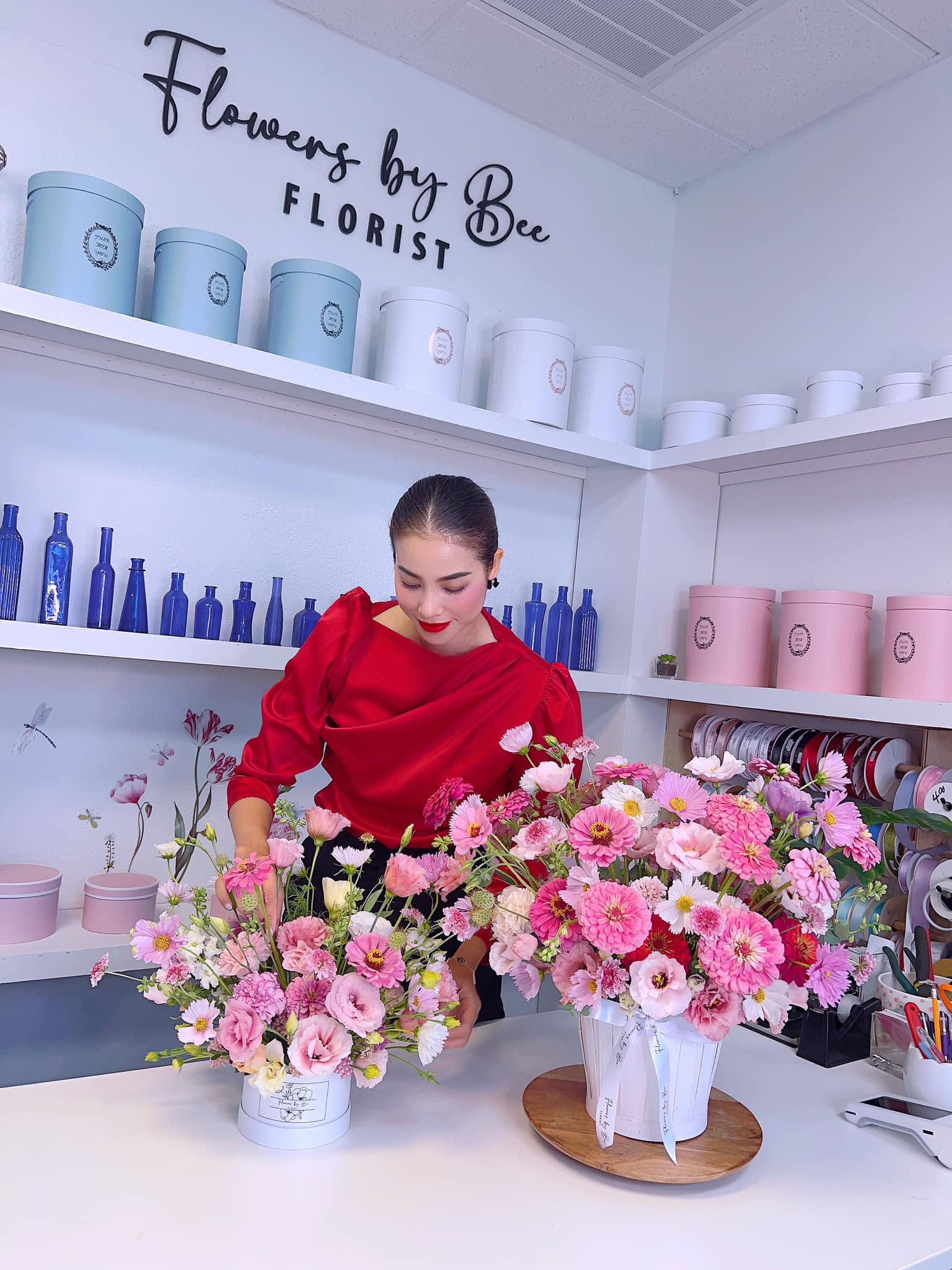 Hoa hậu Việt lấy chồng 6 năm chưa công khai danh tính, tuổi 34 làm chủ tiệm hoa, ở biệt thự 7 phòng- Ảnh 7. Tiệm hoa của Phạm Hương tại California