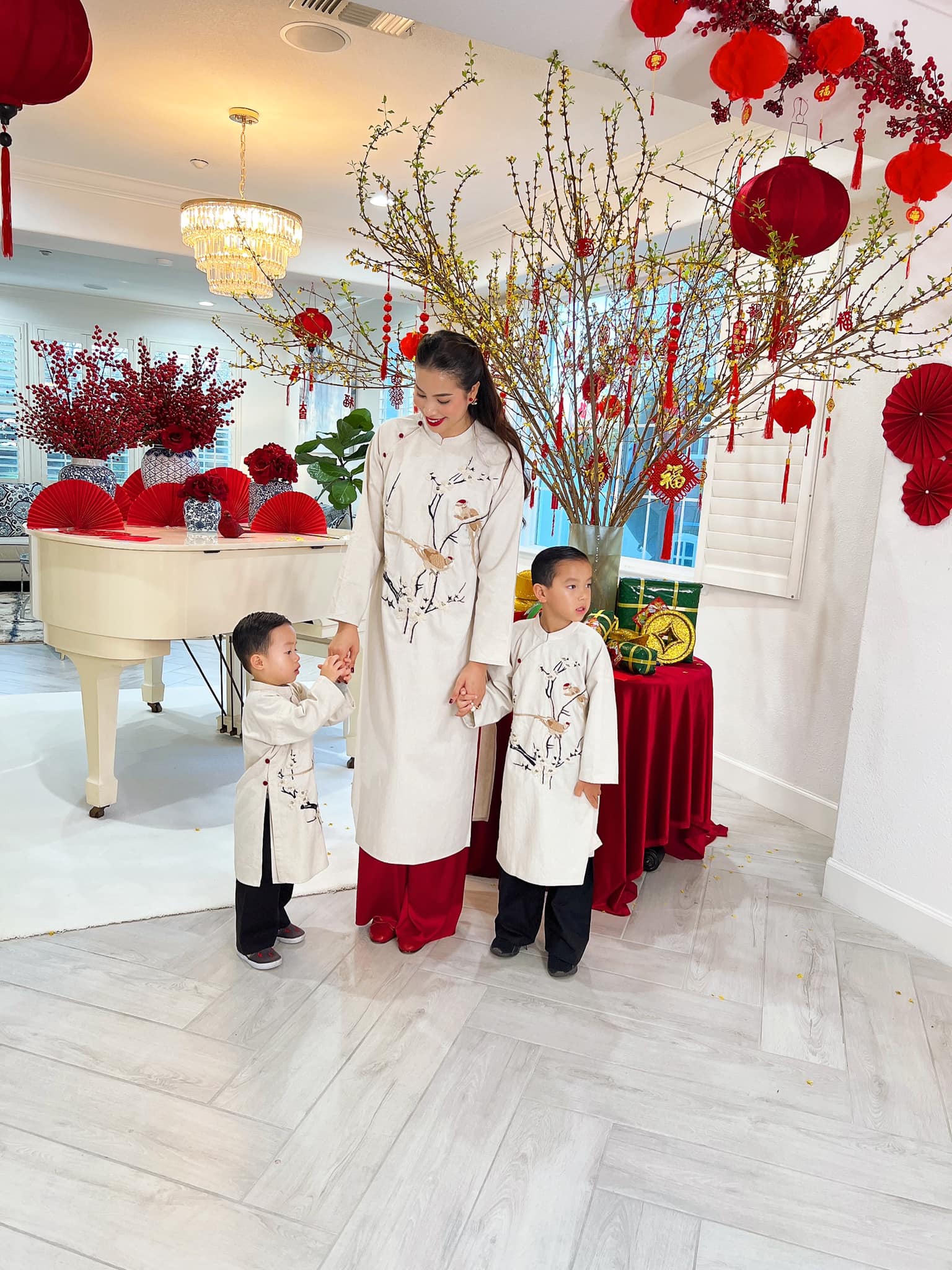 Hoa hậu Việt lấy chồng 6 năm chưa công khai danh tính, tuổi 34 làm chủ tiệm hoa, ở biệt thự 7 phòng- Ảnh 5. Phạm Hương cùng gia đình nhỏ