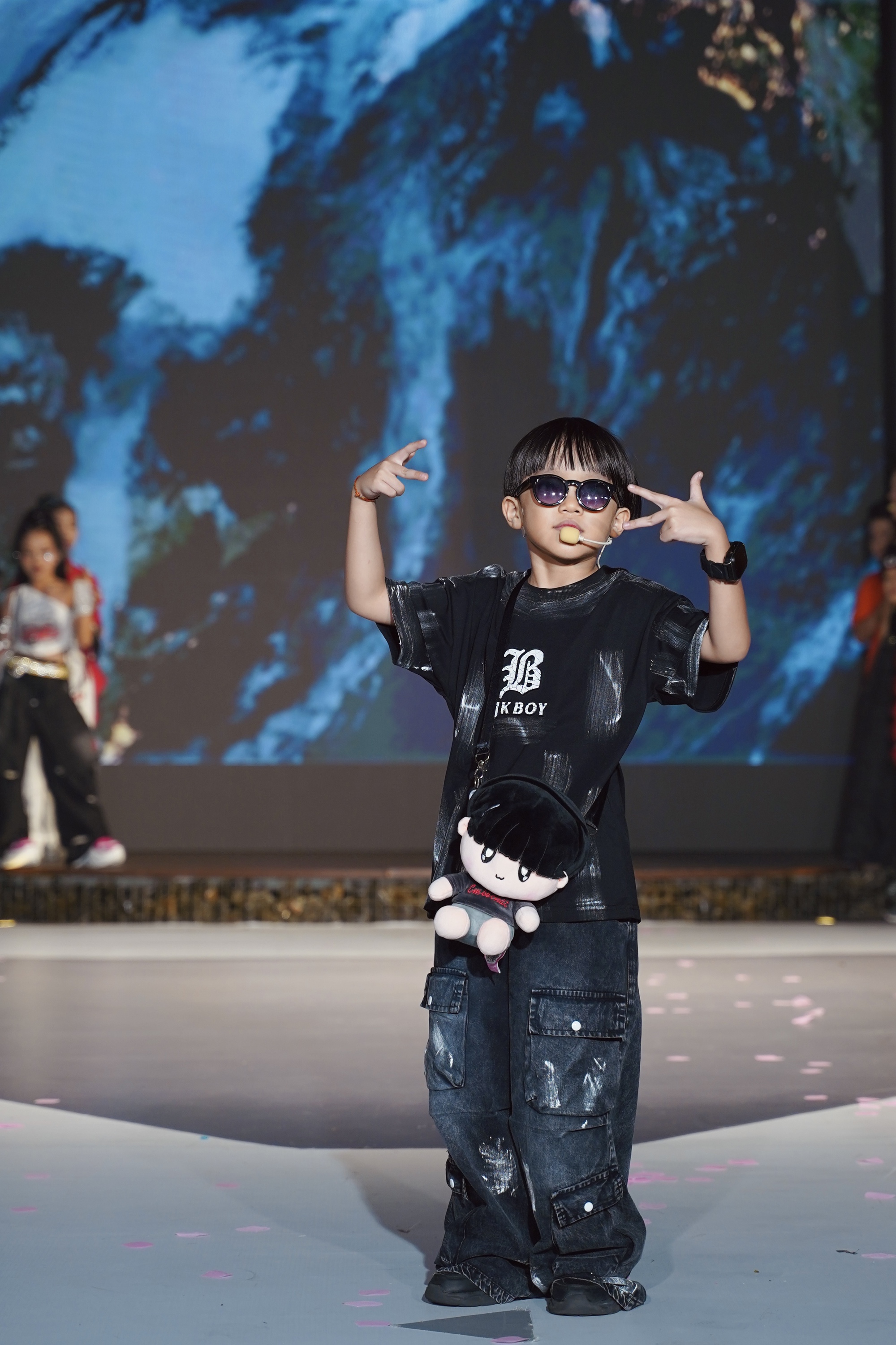 Em bé chất Xệ Xệ Xệ Xệ trình diễn trên sân khấu