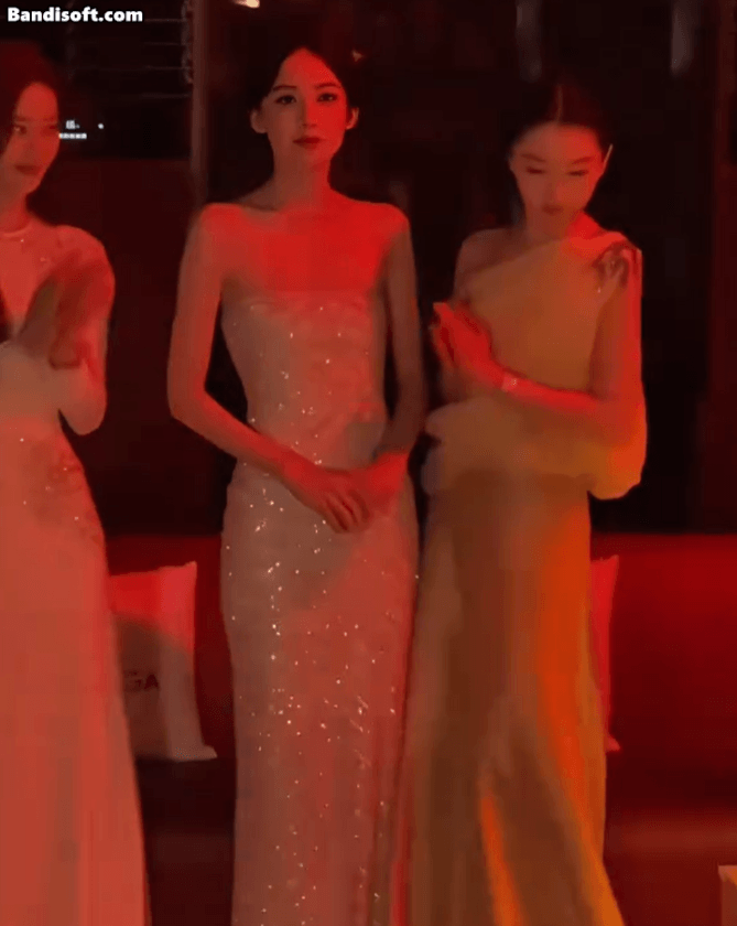 Ai đứng cùng mỹ nhân này cũng thành tàng hình hết: Đẹp nhất trần đời hiếm người bì nổi, 360 độ góc nào cũng phong thần- Ảnh 5. Ai đứng cùng mỹ nhân này cũng thành tàng hình hết: Đẹp nhất trần đời hiếm người bì nổi, 360 độ góc nào cũng phong thần- Ảnh 5.