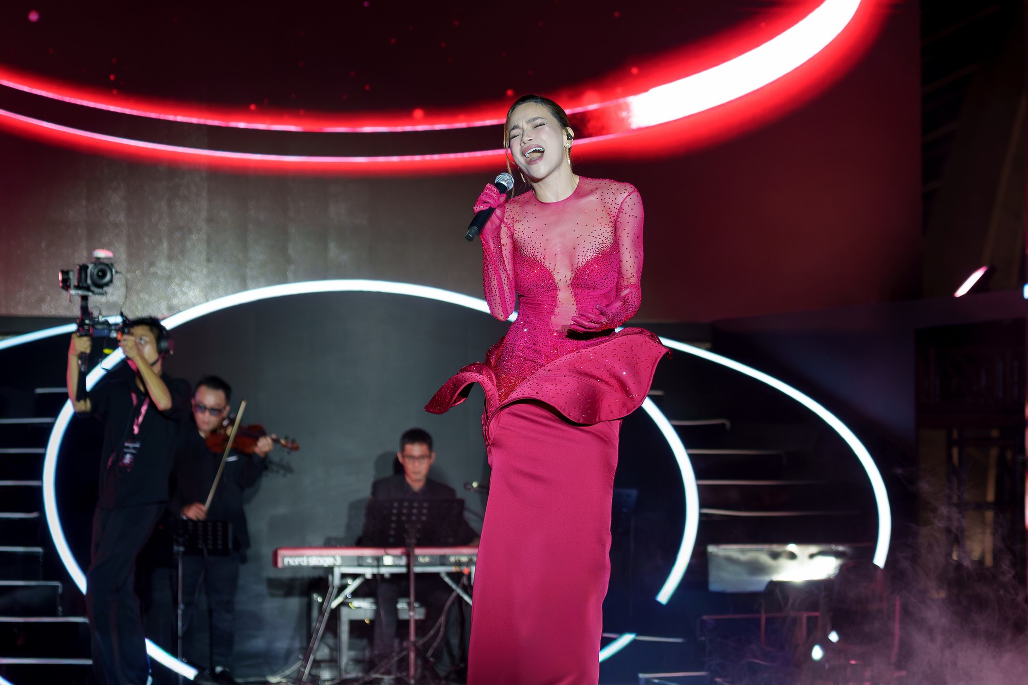 Vì Hồ Ngọc Hà, khán giả phải tìm đến Lệ Quyên để 'chữa lành'- Ảnh 5. Việc bị so sánh với Lệ Quyên khiến clip oét nốt của Hồ Ngọc Hà viral