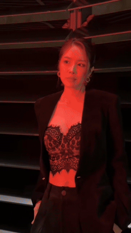 Đây là Lê Phương hay Hồng Diễm?- Ảnh 1. Lê Phương trong bộ suit đen sang chảnh