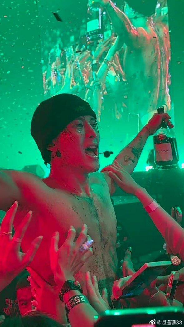 Vũ đạo gợi cảm của Jackson Wang