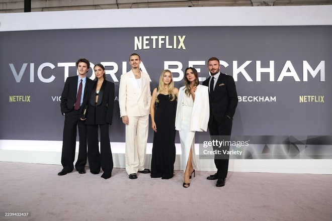 Nhà Beckham chấp nhận từ bỏ con trai cả- Ảnh 1. Gia đình Beckham tại họp báo phim tài liệu