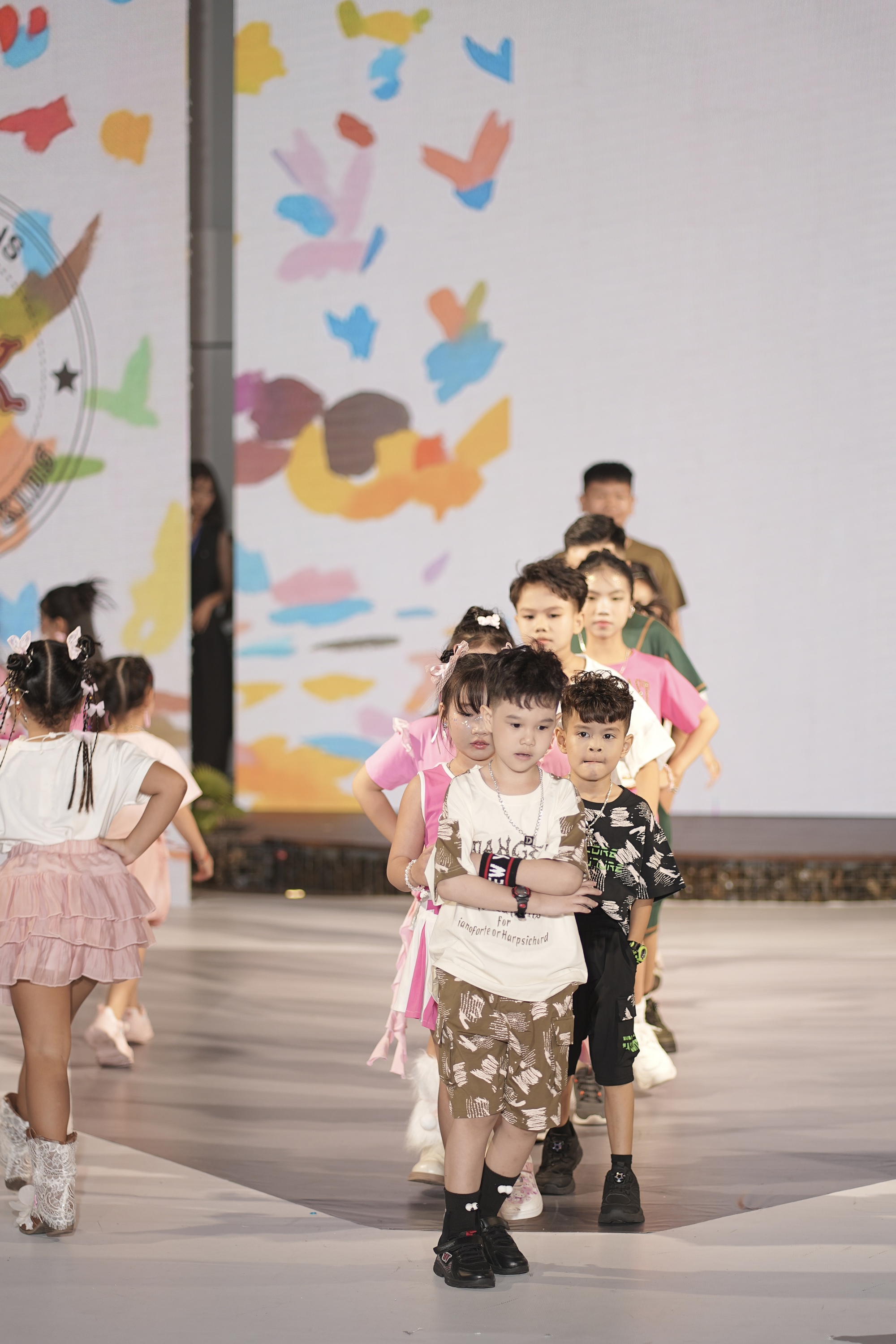 Em bé chất làm vedette, khuấy động sàn diễn thời trang nhí Xệ Xệ biểu diễn thời trang