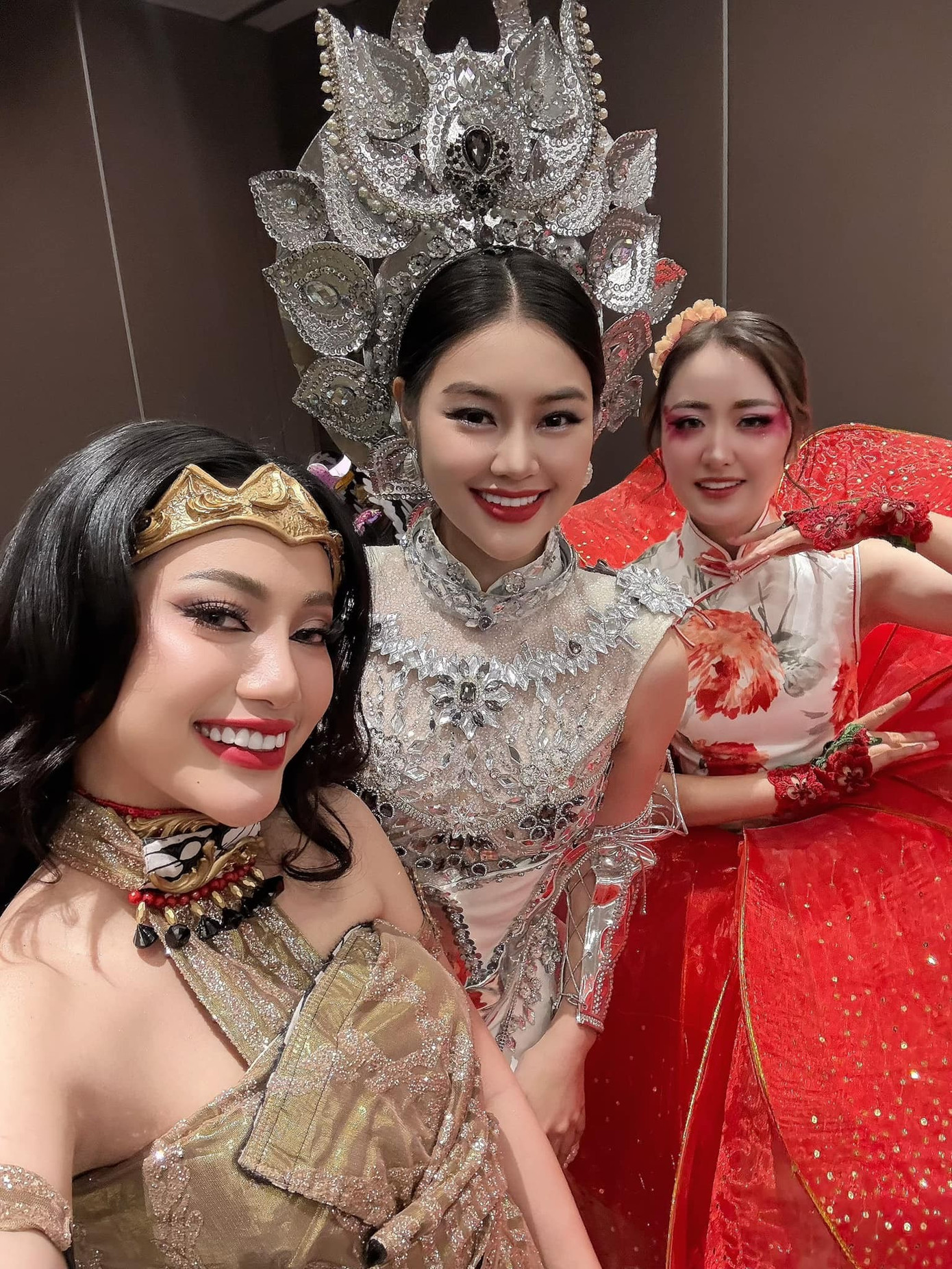 Thí sinh trú ẩn dưới bàn