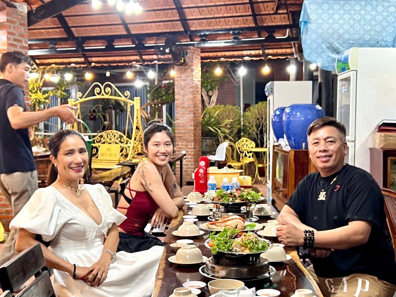 NSƯT Cát Tường nói thẳng về thông tin sắp lấy chồng đại gia ở tuổi U50- Ảnh 6. Cuộc sống vui vẻ của NSƯT Cát Tường