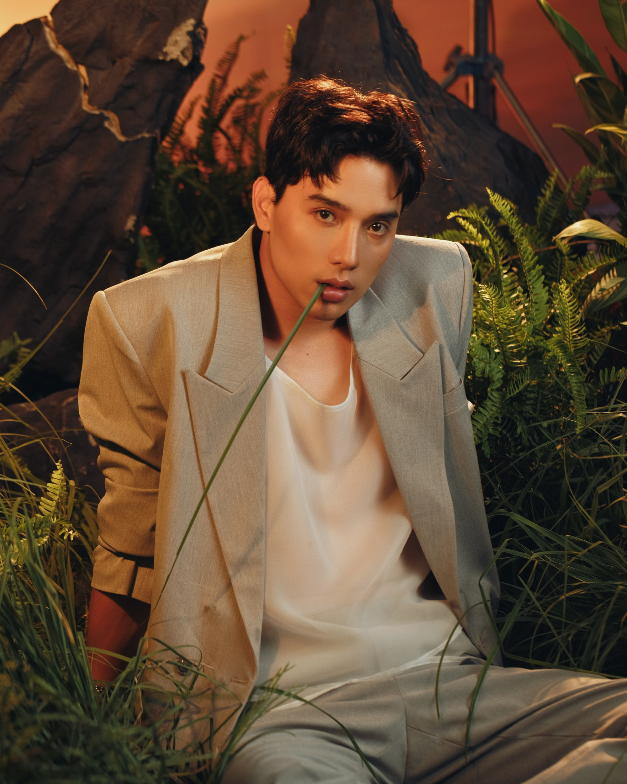 Thuận Nguyễn đầy sức hút trên thảm đỏ