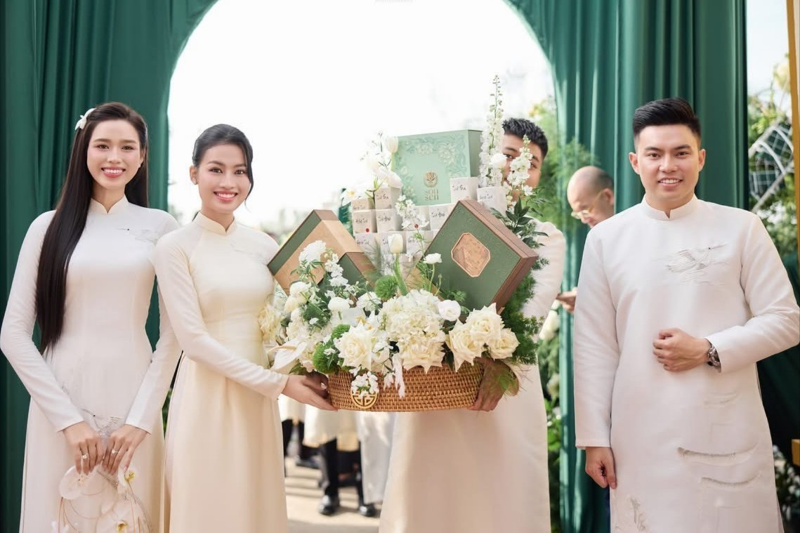 Gia đình hai bên trong ngày vui