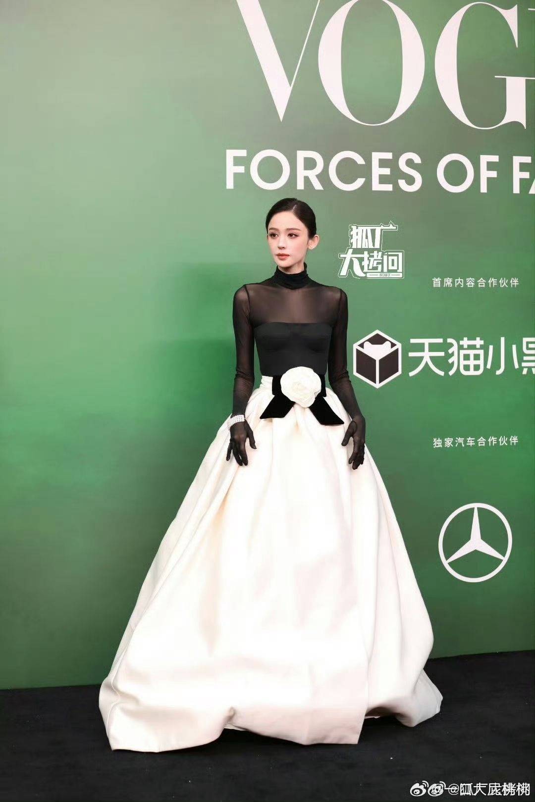 Cổ Lực Na Trát trong bộ đầm trắng đen