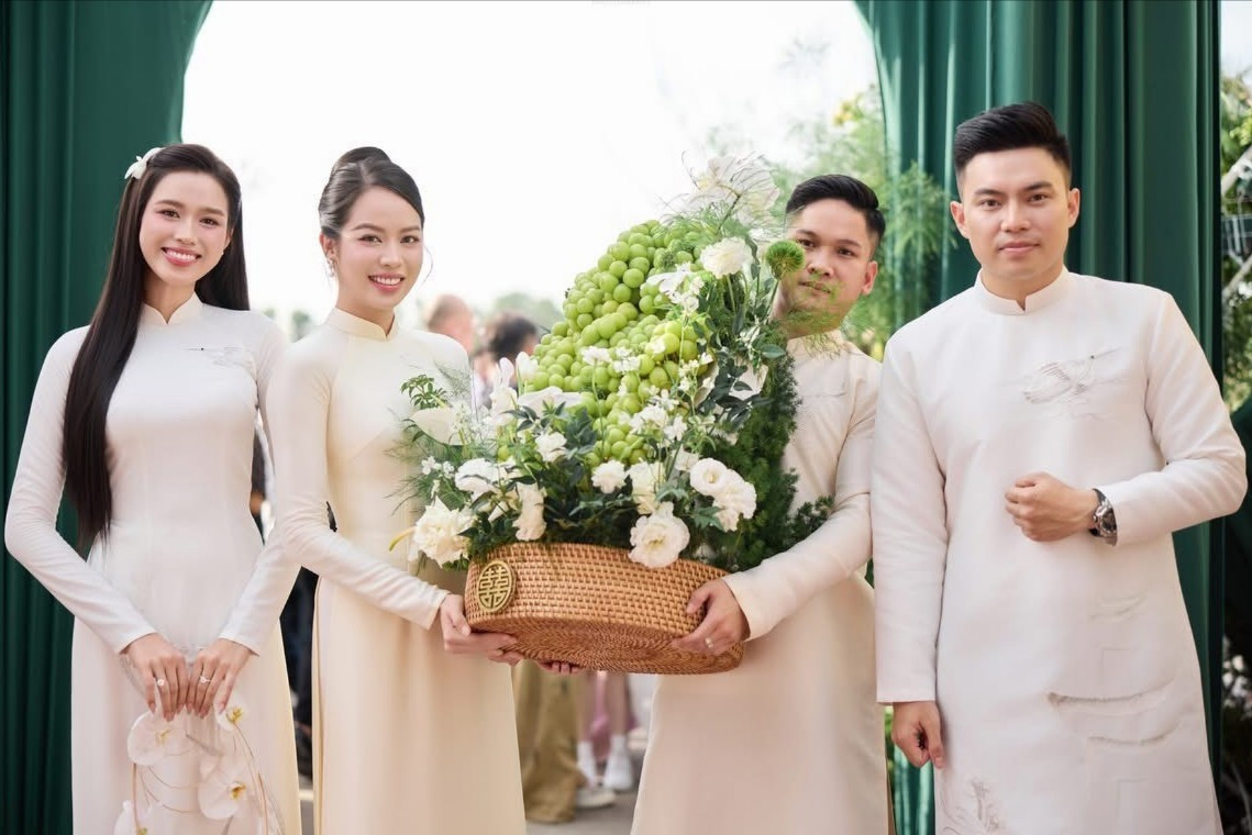 Dàn phù dâu gồm hoa hậu, á hậu thân thiết