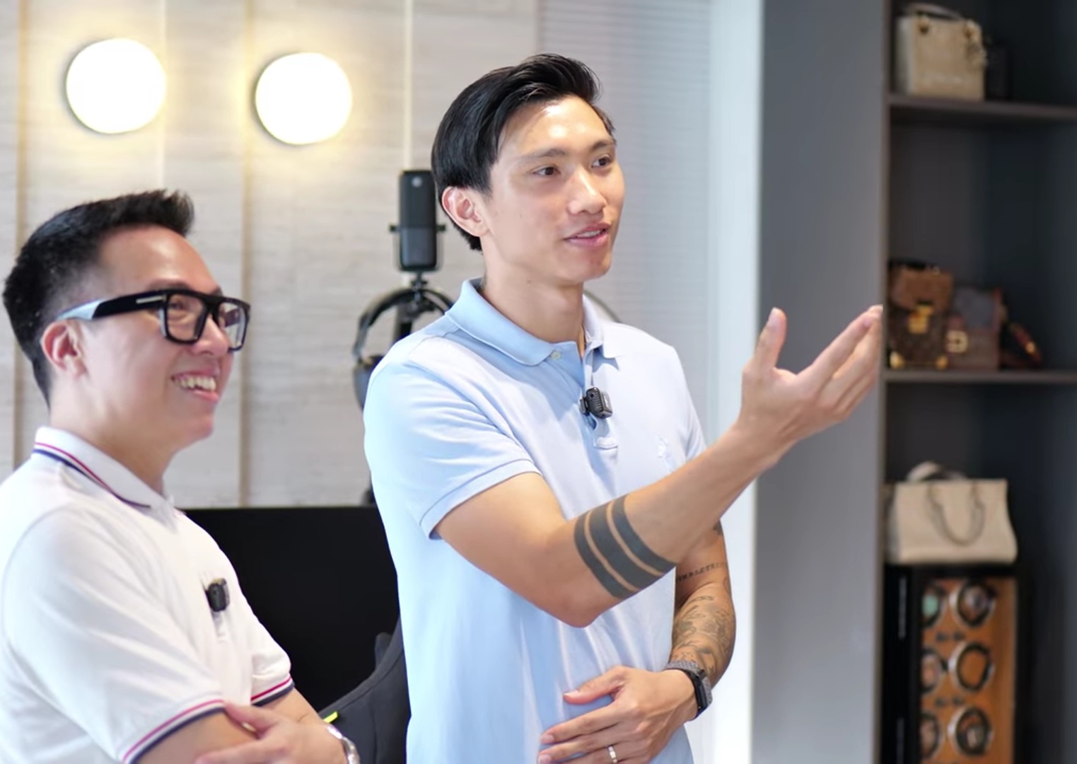 Phòng ngủ ở biệt thự 2 mặt tiền 40 tỷ của vợ chồng Đoàn Văn Hậu, phải quét vân tay mới vào được- Ảnh 1. Phòng ngủ phụ và ban công trồng rau