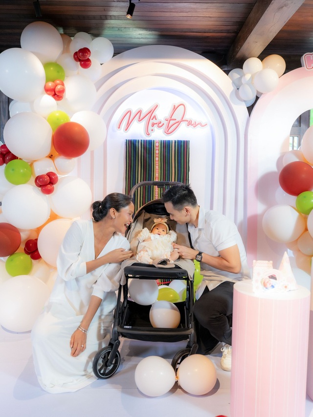 Ông xã Tuấn Khôi luôn đồng hành bên cạnh H'Hen Niê từ khi mang thai Hoa hậu H'Hen Niê và ông xã Tuấn Khôi