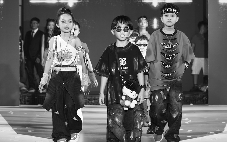 Em bé chất làm vedette, khuấy động sàn diễn thời trang nhí Em bé chất làm vedette trên sàn diễn
