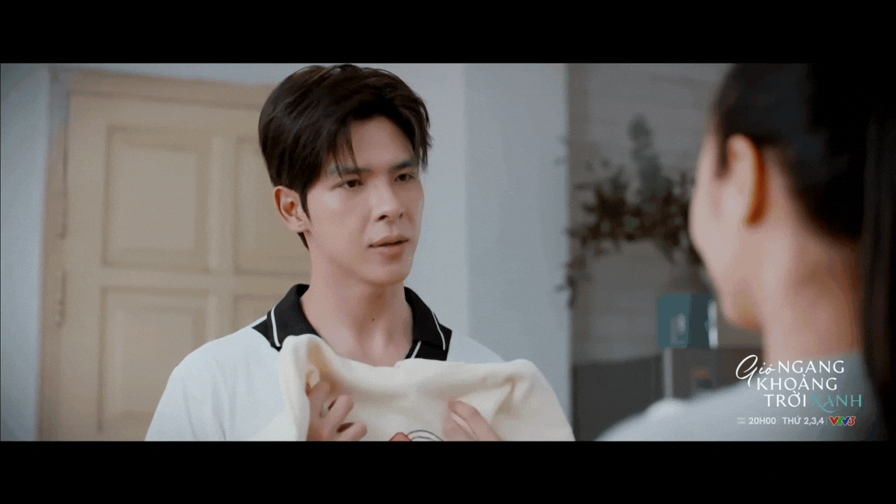 Biểu cảm thay đổi của Trường khi nghe Ngân nói chuyện áo đôi Trường có vẻ không hài lòng với đề nghị mặc áo đôi của Ngân