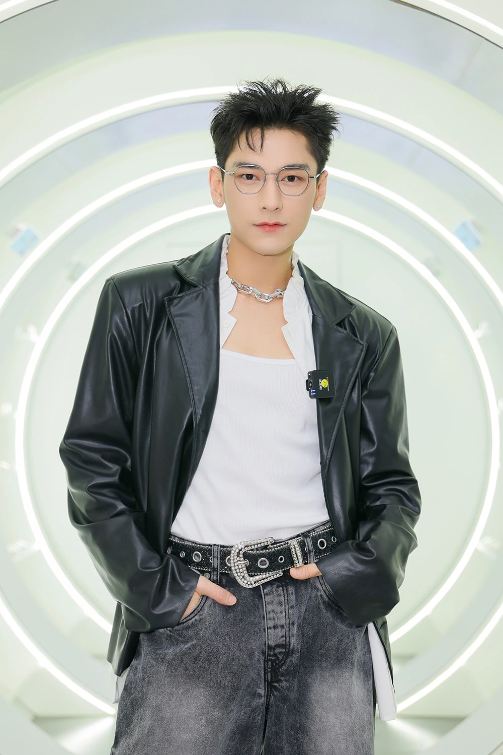 ISAAC là một trong những nam thần hàng đầu Vpop hiện tại Isaac với visual điển trai