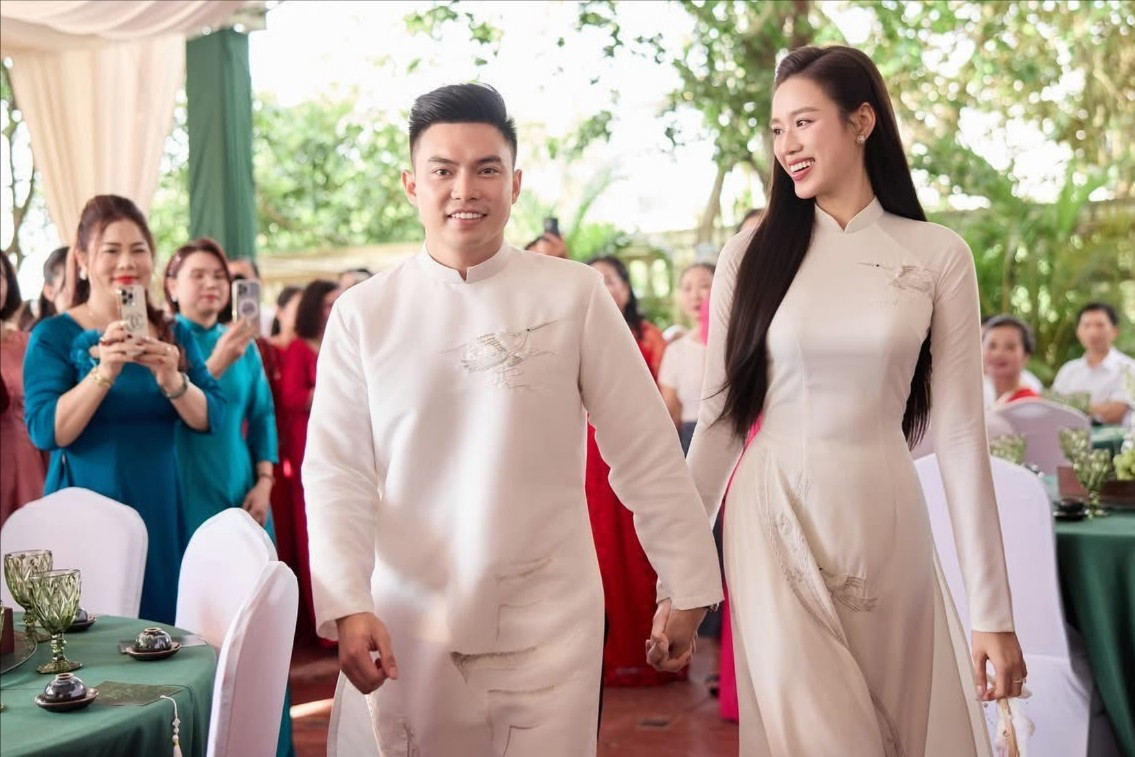 Quan khách tham dự lễ ăn hỏi