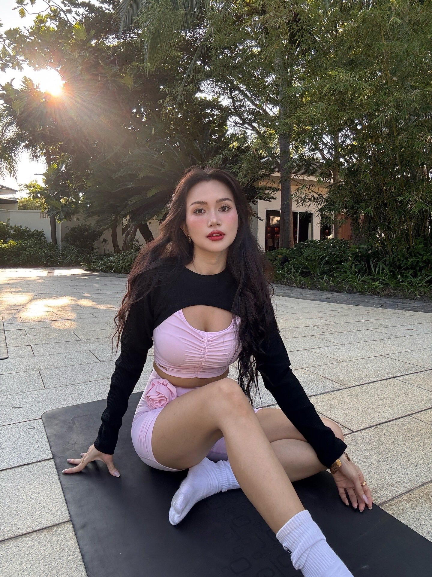 Cư dân mạng nổ ra nhiều ý kiến trái chiều về trang phục của Sĩ Thanh