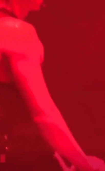 Tương tác thân mật giữa Jackson Wang và fan nữ