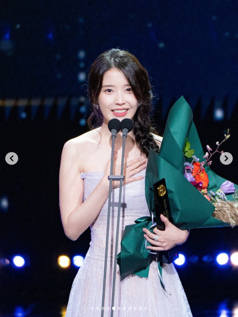 Ngắm mỹ nhân này 1 tỷ lần vẫn phải than trời vì quá đẹp: Đi đến đâu sáng bừng đến đó, cả Hàn Quốc có đúng 1 người- Ảnh 6. Phong thái tự tin khi nhận giải của IU