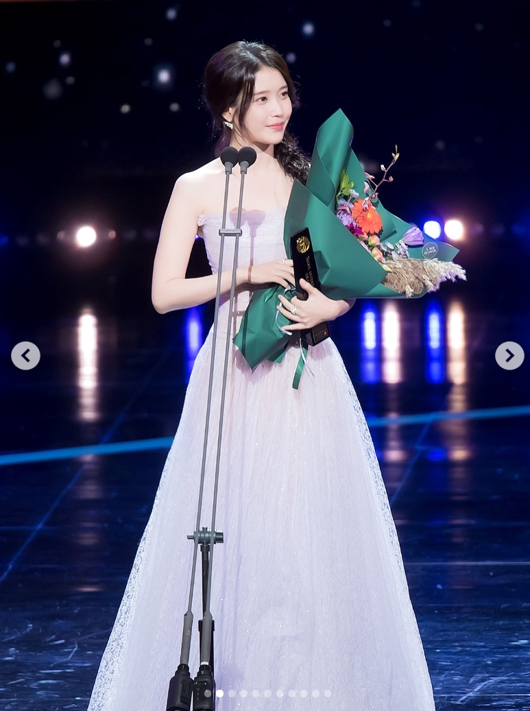 Ngắm mỹ nhân này 1 tỷ lần vẫn phải than trời vì quá đẹp: Đi đến đâu sáng bừng đến đó, cả Hàn Quốc có đúng 1 người- Ảnh 5. IU vinh danh Nữ diễn viên chính xuất sắc nhất truyền hình