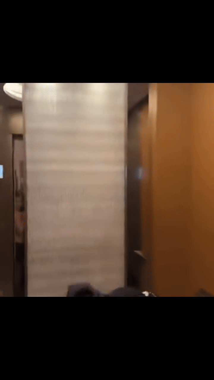 Soobin bực tức ném điện thoại của 2 fan nữ, cả MXH Trung dậy sóng- Ảnh 1. Soobin ném điện thoại trả lại fan