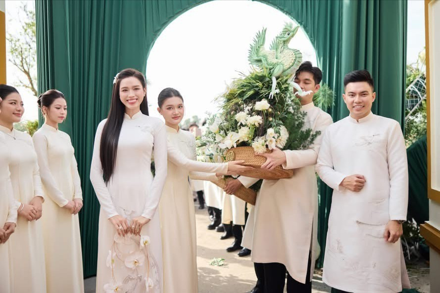 Cô dâu chú rể bên nhau hạnh phúc
