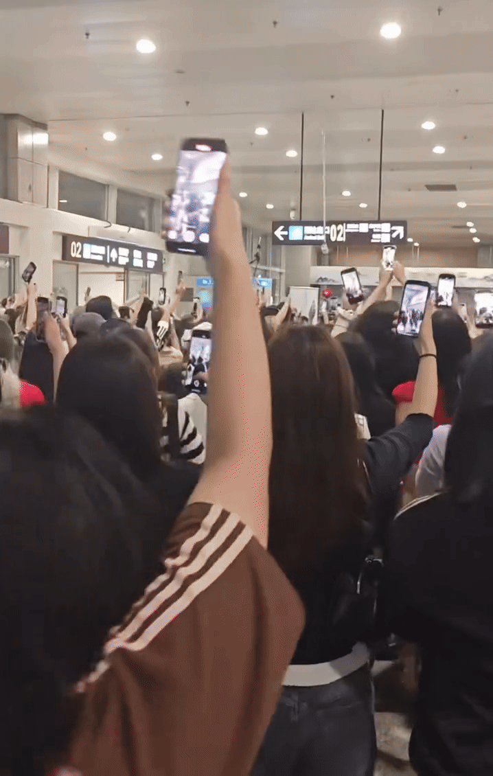 Soobin bực tức ném điện thoại của 2 fan nữ, cả MXH Trung dậy sóng- Ảnh 2. Cảnh hỗn loạn tại trạm tàu Busan