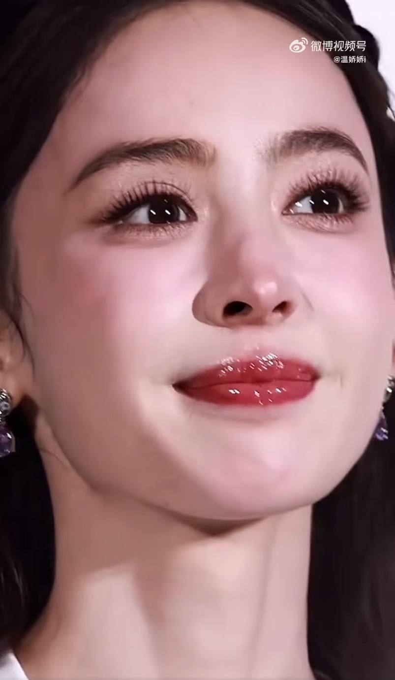 Ai đứng cùng mỹ nhân này cũng thành tàng hình hết: Đẹp nhất trần đời hiếm người bì nổi, 360 độ góc nào cũng phong thần- Ảnh 3. Dù bị chụp cận mặt với ánh sáng rọi từ trên cao xuống, thế nhưng Cổ Lực Na Trát vẫn khiến ai nấy đều phải than thở vì quá đẹp.