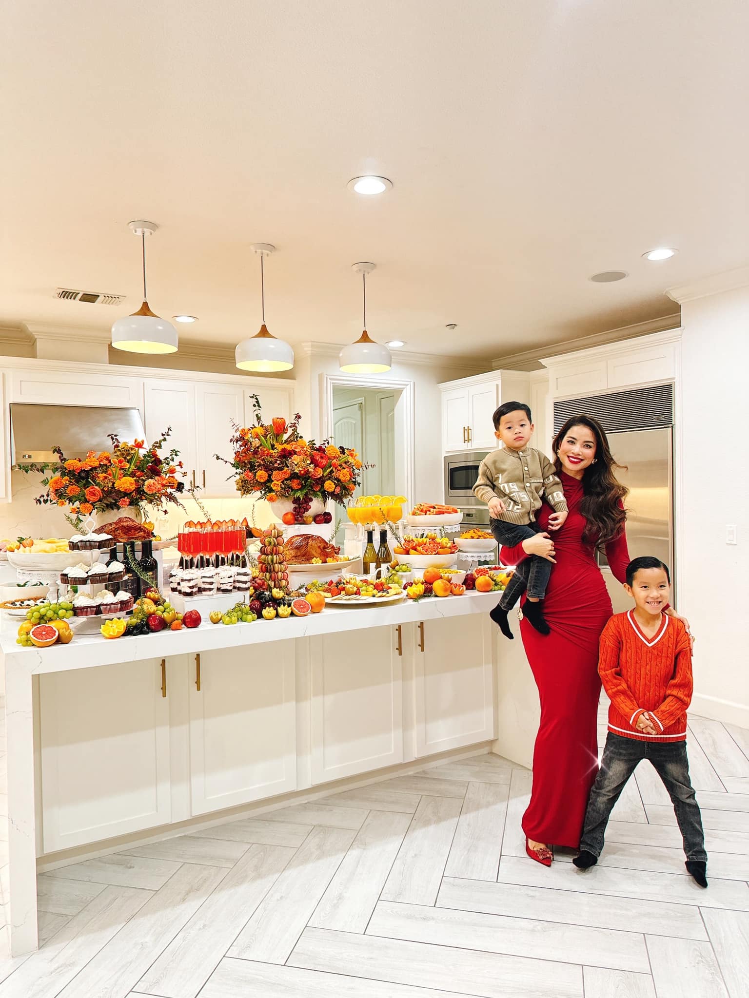 Hoa hậu Việt lấy chồng 6 năm chưa công khai danh tính, tuổi 34 làm chủ tiệm hoa, ở biệt thự 7 phòng- Ảnh 13. Gia đình Phạm Hương chơi golf cuối tuần